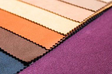 Mobilya ve giyim Döşeme renkli ve parlak kumaş örnekleri. Bir palet Tekstil soyut çizgiler farklı renkteki Close-up