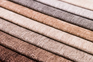 Örneklerde tekstil döşemesinin yakın çekim diyagonal çizgileri mobilyaların rengini ve kumaşını seçmek. Soyut çok renkli arka plan