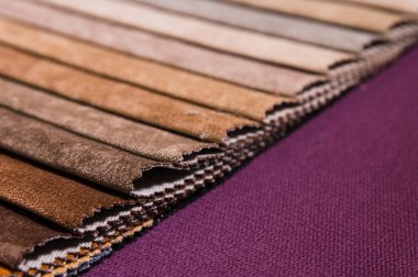 Mobilya ve giyim Döşeme renkli ve parlak kumaş örnekleri. Bir palet Tekstil soyut çizgiler farklı renkteki Close-up