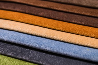 Örneklerde tekstil döşemesinin yakın çekim diyagonal çizgileri mobilyaların rengini ve kumaşını seçmek. Soyut çok renkli arka plan