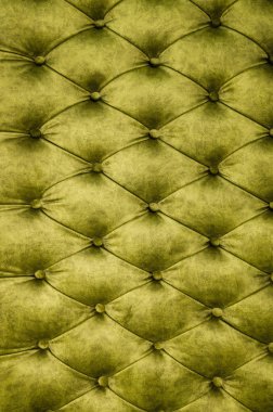 Kanepe yakın çekim velor kireç yüzeyi. Eğitim ekipmanları-velor paspaslar düğmeleri ile sıkılır. Sarı chesterfield tarzı kapitone döşeme arka plan