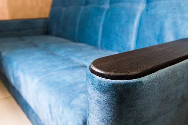 Zár-megjelöl fogantyú karfa textil kék dívány. Új bútorzat. Sekély mélységélesség — Stock Fotó