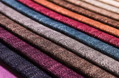 Örneklerde tekstil döşemesinin yakın çekim diyagonal çizgileri mobilyaların rengini ve kumaşını seçmek. Soyut çok renkli arka plan