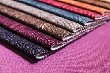 Mobilya ve giyim Döşeme renkli ve parlak kumaş örnekleri. Bir palet Tekstil soyut çizgiler farklı renkteki Close-up