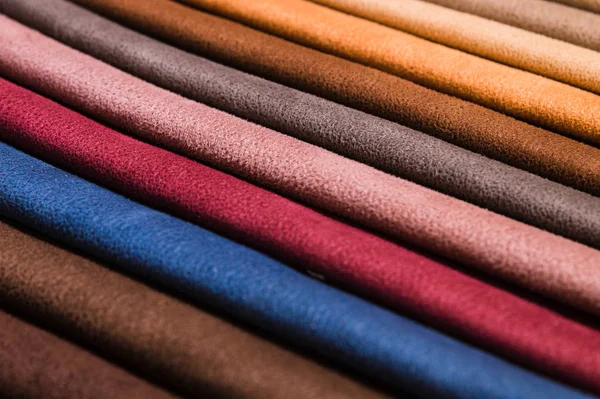 Líneas diagonales de primer plano de tapicería textil en muestras para seleccionar el color y la tela de los muebles. Fondo multicolor abstracto — Foto de Stock
