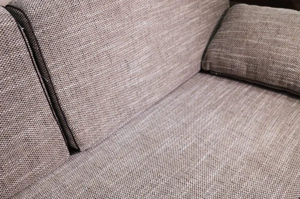 Elément Close-up canapé gris-beige avec oreillers sombres. Mobilier Premium neuf — Photo