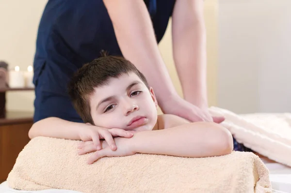 Uvolněný chlapeček na recepci v chiropraktik. Wellness masážní procedura — Stock fotografie