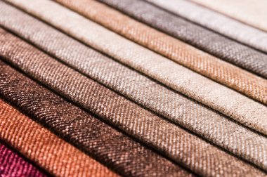 Örneklerde tekstil döşemesinin yakın çekim diyagonal çizgileri mobilyaların rengini ve kumaşını seçmek. Soyut çok renkli arka plan