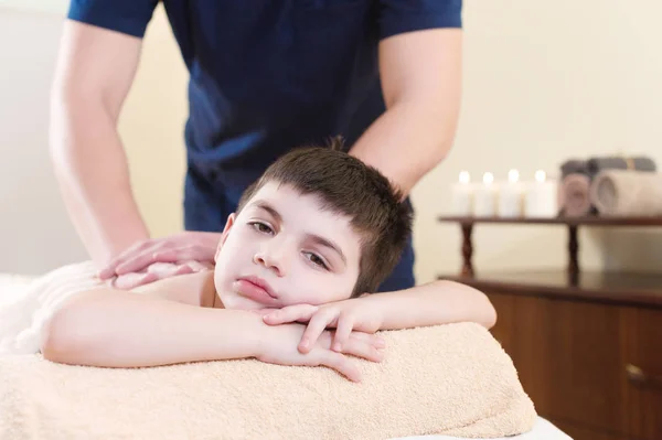Chiropractor resepsiyonda rahat küçük çocuk. Sağlıklı yaşam masaj prosedürü — Stok fotoğraf