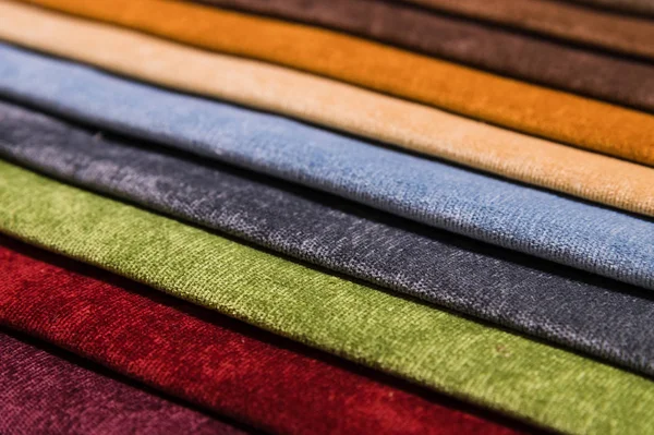 Líneas diagonales de primer plano de tapicería textil en muestras para seleccionar el color y la tela de los muebles. Fondo multicolor abstracto — Foto de Stock