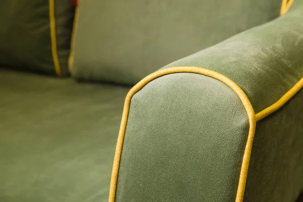 Közeli zöld sarok kanapé kartámasz. Új bútor textilipari formatervezés — Stock Fotó