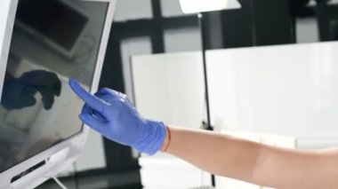 Kadın ellerinin siluetinin yakın çekimbir paket sigara açılması ve oradan bir sigara almak. Düşük anahtar sigaranın zarar acımasız kavramı