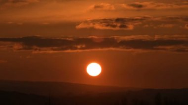 Superzoom turuncu tonlarda gün batımı bulutları ile timelapse günbatımı planı. Düşük anahtar