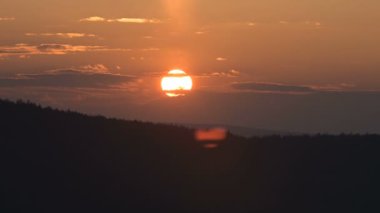 Superzoom turuncu tonlarda gün batımı bulutları ile timelapse günbatımı planı. Düşük anahtar