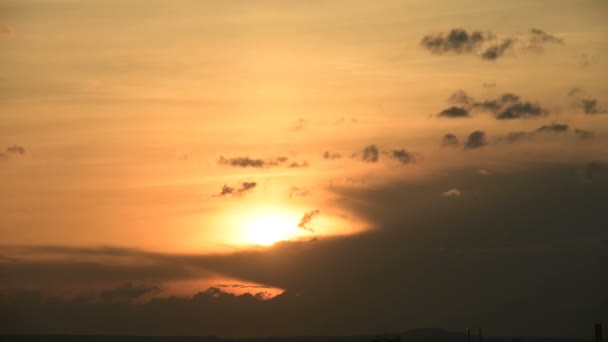 Superzoom plan timelapse puesta de sol a través de nubes puesta de sol en tonos naranjas. Tecla baja — Vídeos de Stock