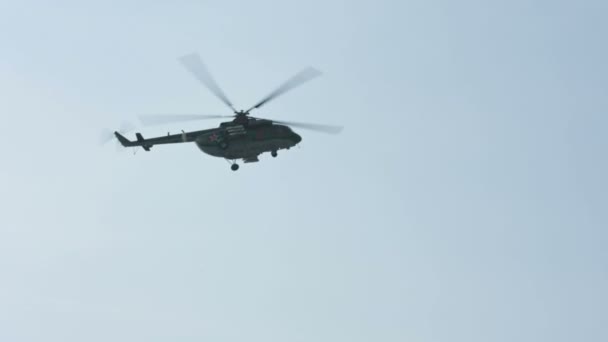 Vojenský vrtulník ruského letectva vletí do modrého jasného nebe — Stock video