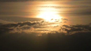 Superzoom turuncu tonlarda gün batımı bulutları ile timelapse günbatımı planı. Düşük anahtar