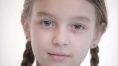 At kuyruklu ve gözleri kapanan Kafkas kızın yakın çekim açık bakışı. Nötr duygu kameraya bakmak