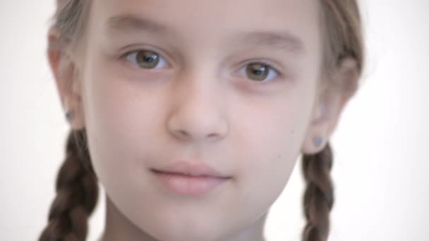 눈을 열고 눈을 감고 피그 테일과 백인 소녀의 클로즈업 오픈 모습. 카메라를 들여다보는 중립적인 감정 — 비디오