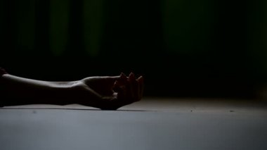 Bir kadının siluetinin yakın çekim dudaklarına bir sigara yapıştırarak ve bir çakmak ile onu tutuşturma yüz. Düşük anahtar sigaranın zarar acımasız kavramı