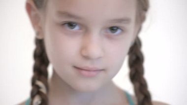 At kuyruklu ve gözleri kapanan Kafkas kızın yakın çekim açık bakışı. Nötr duygu kameraya bakmak