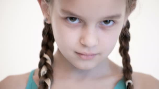 Κοντινό ανοιχτό βλέμμα ενός καυκάσιου κοριτσιού με κοτσίδες που ανοίγει και κλείνει τα μάτια της. Θυμωμένος και τυφλός στην κάμερα — Αρχείο Βίντεο