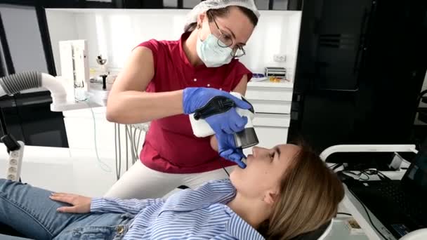 Dentista femenina muestra y explicar el problema en el modelo de yeso a paciente joven — Vídeos de Stock