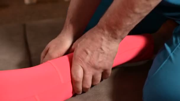 Ein männlicher Physiotherapeut macht ein Wellness-Handbuch für eine junge Patientin. Osteopathie und nicht-traditionelle Medizin. Massage der Fußwaden — Stockvideo