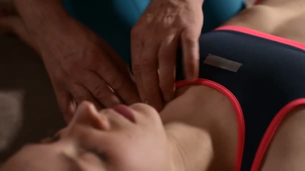 Närbild av manliga sjukgymnast händer gör Wellness massage till en ung flicka patient. Osteopati och icke traditionell manuell medicin. Shoulder-behandling — Stockvideo