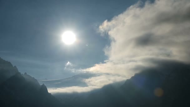 Time lapse tramonto alto in montagna con il movimento del sole e delle nuvole con una tempesta imminente — Video Stock