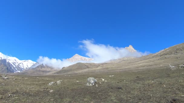 Lasso di tempo diurno nelle montagne del Caucaso settentrionale ad ampio angolo. Nuvola vorticosa ai piedi delle rocce epiche — Video Stock