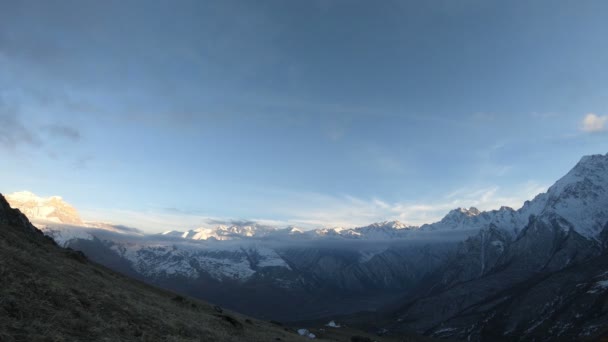 푸른 시간의 황혼 동안 눈 덮인 산 봉우리와 산 계곡의 저녁 시간 경과 넓은 각도에서 — 비디오