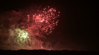 Ufkun üzerinde parlak ışıkları olan büyük ölçekli havai fişekler. Canlı kamera
