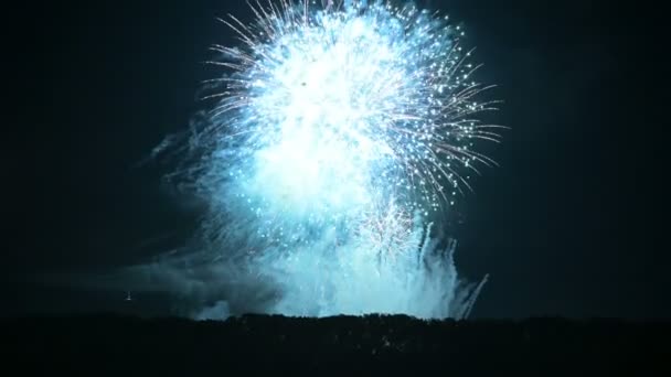 Fuochi d'artificio su larga scala abbaglianti con luci brillanti sopra l'orizzonte. Telecamera live — Video Stock