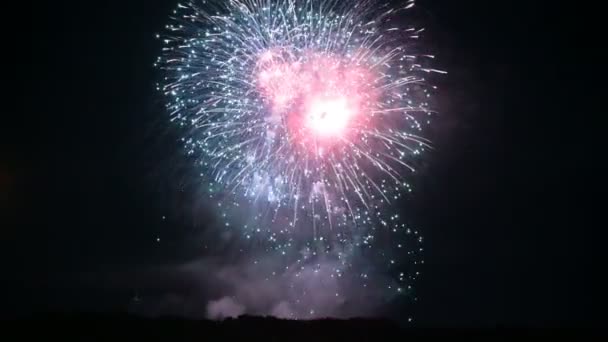 Deslumbrantes fuegos artificiales a gran escala con luces brillantes sobre el horizonte. Cámara en vivo — Vídeos de Stock