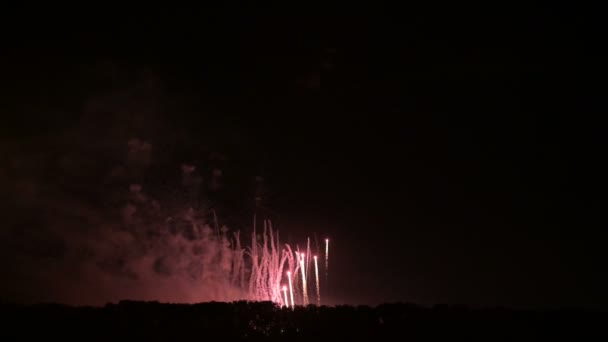 Сліпучі великомасштабні феєрверки з яскравими вогнями над горизонтом. Жива камера — стокове відео