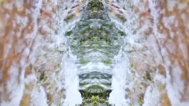 Primer plano en cámara lenta del río de montaña en el invierno junto a la nieve y el musgo verde. Caleidoscopio efecto reflexión psicodélica. Extracción natural de agua limpia — Vídeo de stock