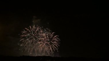 Ufkun üzerinde parlak ışıkları olan büyük ölçekli havai fişekler. Canlı kamera