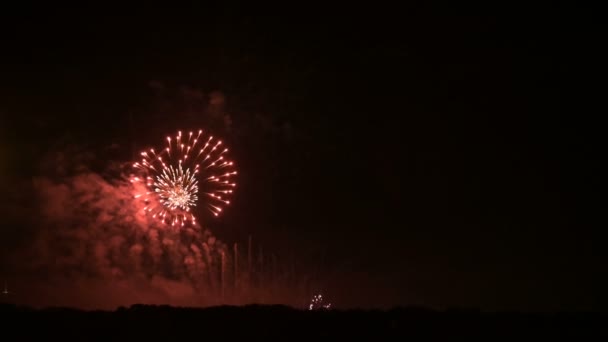 Feux d'artifice éblouissants à grande échelle avec des lumières vives au-dessus de l'horizon. Caméra en direct — Video