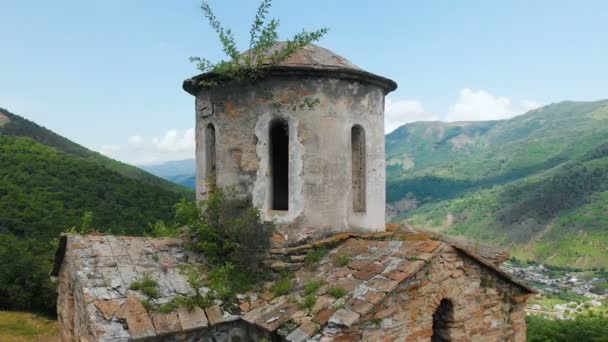 Flygvy en forntida delvis förstörda kristna kyrkan av det tionde århundradet E.Kr. i de kaukasiska bergen i Republiken Karachay-Cherkessia — Stockvideo