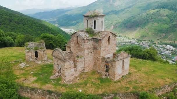 Luchtfoto van een oude gedeeltelijk vernietigde christelijke kerk van de tiende eeuw na Christus in de Kaukasische bergen van de Republiek van Karatsjaj-Tsjerkessië — Stockvideo