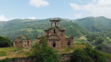 Havadan görünümü Karaçay-Çerkes Cumhuriyeti'nin Kafkas dağlarında 10.