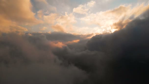 Spanne Kamera durch die abendlichen Regenwolken bei Sonnenuntergang über Wolkenebenen. fabelhafter Flug in den Wolken. Luftbild — Stockvideo