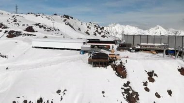 Kış sezonunda Elbrus beldesinde Kafkas Dağları yüksek kabinile bir telesiyej havadan vizasyon istasyonu. İstasyon ve teleferik genel bakış