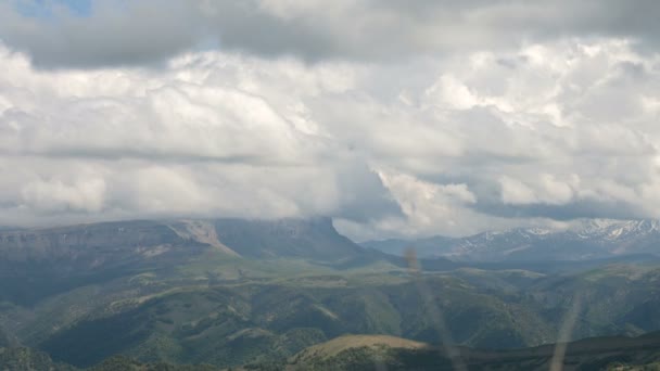 4K timelapse zielonej dolinie na północnym Kaukazie u podnóża epickiego płaskowyżu. Zmiana pogody i prognoza teleobiektywu — Wideo stockowe