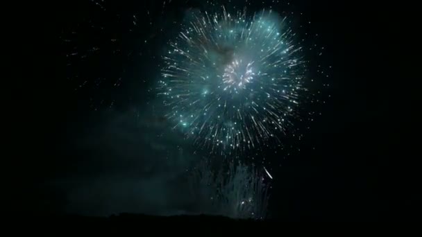 Ослепительный масштабный фейерверк с яркими огнями над горизонтом. Живая камера — стоковое видео