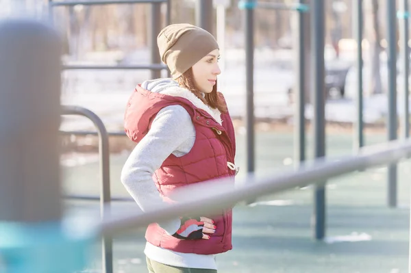 Портрет спортивной девушки, занимающейся спортом зимой на открытой спортивной площадке. Разогреться — стоковое фото