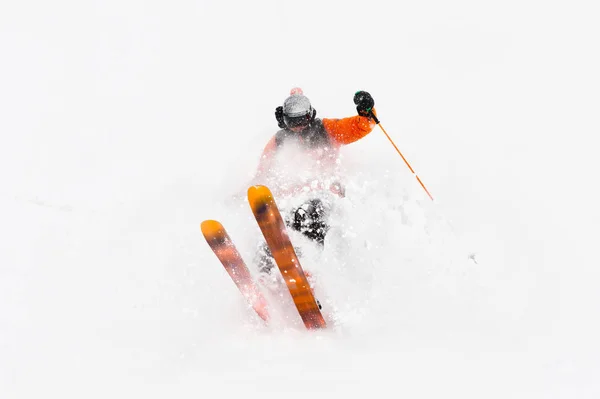 El atleta esquiador profesional sale de la nieve profunda mientras realiza un truco de esquí en una tormenta de nieve. La temporada de invierno es un buen día de polvo. Deportes extremos de invierno — Foto de Stock