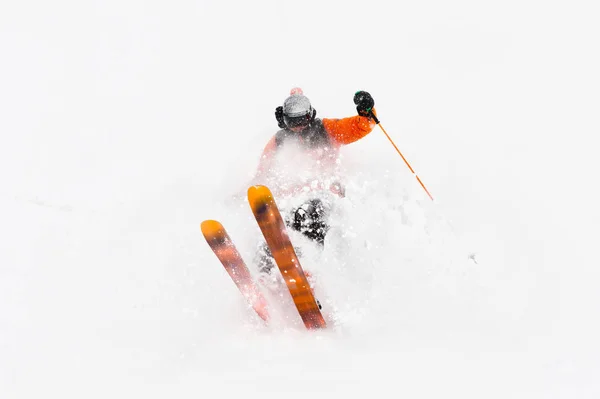 Profesjonalny sportowiec jeździ z głębokiego śniegu, wykonując sztuczkę narciarską w snowstorm. Sezon zimowy to dobry dzień w proszku. Zimowe sporty ekstremalne — Zdjęcie stockowe