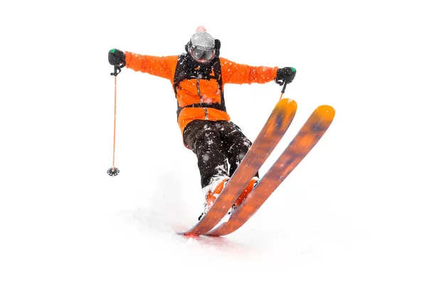 Professionele skiër sporter rijdt uit de diepe sneeuw tijdens het uitvoeren van een skitrick in een sneeuwstorm. Het winterseizoen is een goede poeder dag. Winter extreme sporten — Stockfoto